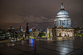 Floodlit Kuppel der St. Pauls Kathedrale in der Nacht von One New Change, City of London, London, England, Großbritannien, Europa