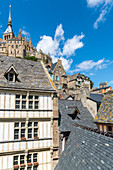Häuser im Dorfzentrum mit der Abtei oben, UNESCO Weltkulturerbe, Mont-Saint-Michel, Normandie, Frankreich, Europa