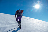 Wanderer auf Berg Vettore im Winter, Sibillini Nationalpark, Umbrien, Italien, Europa