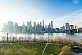 Lower Manhattan Skyline und Brooklyn Bridge, New York City, Vereinigte Staaten von Amerika, Nordamerika