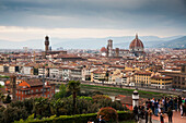 Florenz Panorama von Piazzale Michelangelo mit Ponte Vecchio und Duomo, Florenz, UNESCO Weltkulturerbe, Toskana, Italien, Europa