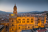 Erhöhte Ansicht der Kathedrale von Malaga in der Dämmerung, Malaga, Costa del Sol, Andalusien, Spanien, Europa