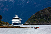 Das Stella Australis Kreuzfahrtschiff im Beagle Channel, Patagonien, Chile, Südamerika