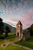 Rosa Wolken bei Sonnenuntergang auf der alten Abtei von San Pietro in Vallate, Piagno, Provinz Sondrio, Lower Valtellina, Lombardei, Italien, Europa