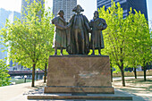 Robert Morris, George Washington, Haym Salomon Memorial Statue steht am Chicago River, Chicago, Illinois, Vereinigte Staaten von Amerika, Nordamerika