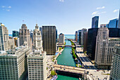 Towers entlang der Chicago River in Richtung Lake Michigan, Chicago, Illinois, Vereinigte Staaten von Amerika, Nordamerika