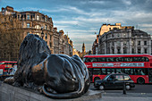 Landseer-Löwen-Statue und Doppeldecker-Bus, London-Ikonen am Trafalgar Square, London, England, Großbritannien, Europa