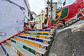 Touristen sitzen auf Selaron Steps, 215 dekoriert Schritte die Arbeit des Künstlers Jorge Selaron, Rio de Janeiro, Brasilien, Südamerika