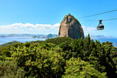 Seilbahn Richtung Sugarloaf Berg von Morro da Urca, die erste Haltestelle der Seilbahn, Rio de Janeiro, Brasilien, Südamerika