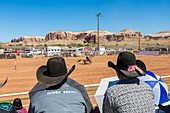 Zuschauer beobachten die jährliche Utah Navajo Fair, Bluff, Utah, Vereinigte Staaten von Amerika, Nordamerika