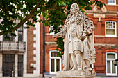 Statue von Sir Hans Sloane, 1660-1753, von Simon Smith, 2007, auf Duke of York's Square, Chelsea, London, England, Großbritannien, Europa