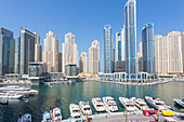 Blick auf Boote ankern in Dubai Marina, Dubai, Vereinigte Arabische Emirate, Mittlerer Osten