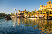 Blick auf Burj Al Arab aus Madinat Jumeirah, Dubai, Vereinigte Arabische Emirate, Mittlerer Osten