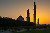 Blick auf Sultan Qaboos Große Moschee bei Sonnenuntergang, Muscat, Oman, Mittlerer Osten