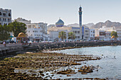 Blick auf die Al Rasool Al Adham Moschee und Corniche bei Muttrah, Muscat, Oman, Mittlerer Osten