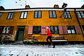 Frau joggt außerhalb des historischen Gebäudes in Kopenhagen im Winter