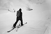 Ein Snowboarder, der bis zu den Rauchlöchern auf dem Berg Asahi in Japan