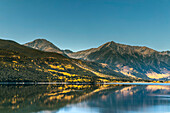 Landschaft mit Bergkette spiegelt sich im See in Rocky Mountains
