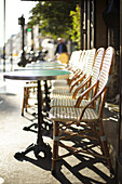 Outdoor-Restaurant Sitzplätze am sonnigen Sommertag