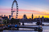 'Millennium Wheel und Skyline bei Sonnenuntergang; London, England'