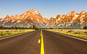 'Teton Park Road und Teton Range bei Sonnenaufgang, Grand Teton National Park; Wyoming, Vereinigte Staaten von Amerika'