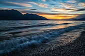 'Surfen Sie am Ufer des Kluane Sees bei Sonnenuntergang; Yukon, Kanada'