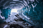 'Hoarfrost deckt die Decke einer Canwell Glacier Eishöhle im Winter ab; Alaska, Vereinigte Staaten von Amerika'