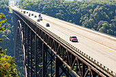 'Die New River Gorge Bridge, eine Stahlbogenbrücke 3.030 Fuß lang über der New River Gorge bei Fayetteville in den Appalachischen Bergen der östlichen Vereinigten Staaten; West Virginia, Vereinigte Staaten von Amerika'