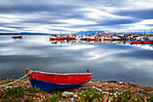 'Fischerboote in einem Hafen, Chilenische Patagonien; Puerto Natales, Ultima Esperanza, Chile'