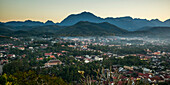'Silhouette der Berge und der Blick vom Mount Phousi; Luang Prabang, Provinz Luang Prabang, Laos'
