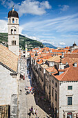 Glockenturm über Stradun, die Hauptstraße in der Altstadt Dubrovnik, Kroatien