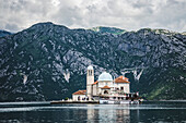 Unsere Dame der Felsen, mit Bergen im Hintergrund, Bucht von Kotor, Montenegro