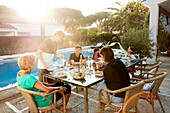 2 Familien , Abendessen Ferienhaus mit Pool , Roche, Andalusien, Südwestküste Spanien, Atlantik, Europa