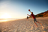 2 Jungs spielen Beachball am Strand ,  Spanien, Andalusien