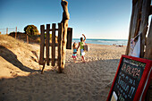 utter und Tochter verlassen Strandbar , Barbate, Andalusien, Südwestküste Spanien, Atlantik, Europa