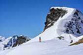Frau auf Skitour steigt zu Hochwildstelle auf, Hochwildstelle, Schladminger Tauern, Niedere Tauern, Steiermark, Österreich