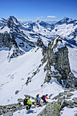 Drei Personen auf Skitour steigen vom Gipfel des Grundschartners ab, Grundschartner, Zillertaler Alpen, Tirol, Österreich