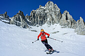 Frau auf Skitour fährt von der Cima Presanella ab, Presanella, Adamellogruppe, Trentino, Italien