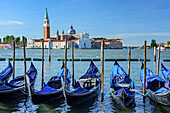 San Giorgio Maggiore mit Gondeln im Vordergrund, Venedig, UNESCO Weltkulturerbe Venedig, Venetien, Italien