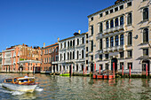 Motorboot fährt am Canale Grande, Venedig, UNESCO Weltkulturerbe Venedig, Venetien, Italien