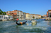 Gondel und Boote fahren am Canale Grande, Venedig, UNESCO Weltkulturerbe Venedig, Venetien, Italien