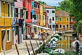 Straßencafe an Kanal mit bunten Häusern, Burano, bei Venedig, UNESCO Weltkulturerbe Venedig, Venetien, Italien