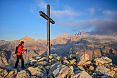 Frau beim Wandern geht zum Gipfelkreuz, Brenta im Hintergrund, Croz dell' Altissimo, Brentagruppe, UNESCO Welterbe Dolomiten, Trentino, Italien