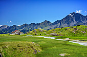 Hochmoos mit Regensburger Hütte und Habicht im Hintergrund, Regensburger Hütte, Stubaier Höhenweg, Stubaier Alpen, Tirol, Österreich