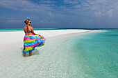 Touristin auf Sandbank, Felidhu Atoll, Malediven