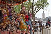 Karusell für kleine und große Kinder, Southbank Centre, Houses of Parliament, London, England