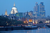 Blick von der Waterloo Brücke über die Themse auf die City, City of London, London, England