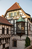 Detail vom ersten Burghof mit Fachwerkgebäude auf der Wartburg, Eisenach, Thüringen, Deutschland, Europa