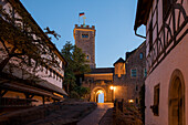 Weg zum ersten Burghof mit Blick zum Bergfried der Wartburg in der Dämmerung, Eisenach, Thüringen, Deutschland, Europa