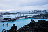 Die Blaue Lagune (Bláa Lónid), das berühmte Wellness Thermalbad mit heißem Wasser aus 2km Tiefe (die typisch blau-weiße Farbe entsteht durch Kieselalgen), nahe Grindavik, Reykjanes, Island, Iceland, Europa